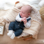 Baby schläft in Korb