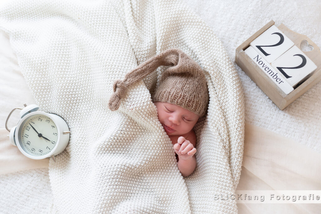 Baby schläft eingekuschelt in Decke