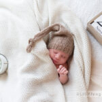 Baby schläft eingekuschelt in Decke