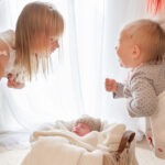 Familie über Baby im Korb und lacht