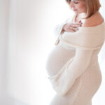 Babybauchbild im Tageslichtstudio
