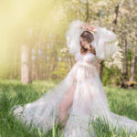 Babybauchbilder mit Tüllkleid in den Blüten