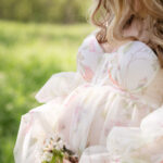 Babybauchbilder mit Tüllkleid in den Blüten